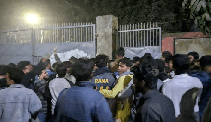 ঢাকা কলেজে উত্তেজনা।