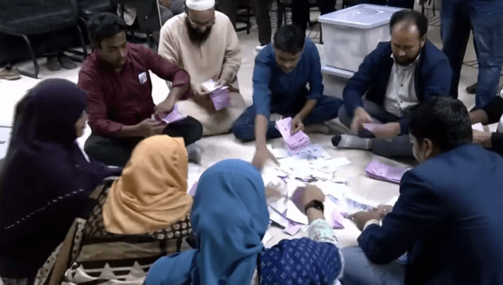 ভোট গণনা চলছে। ছবি : সংগৃহীত