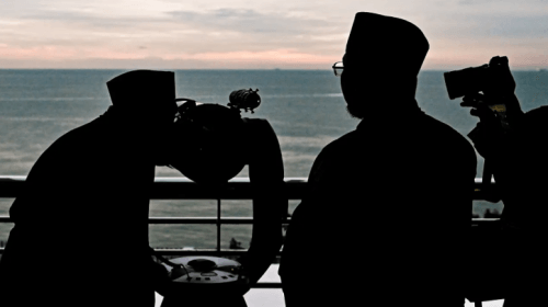 চাঁদ দেখার চেষ্টা। ছবি : সংগৃহীত