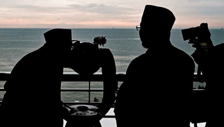 চাঁদ দেখার চেষ্টা। ছবি : সংগৃহীত