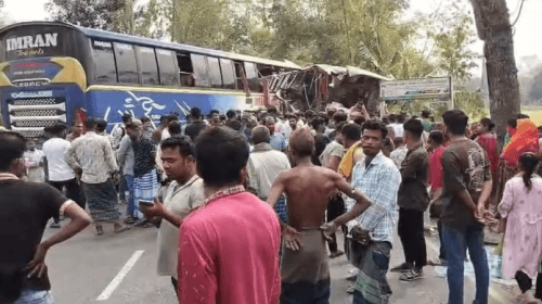 দুর্ঘটনাস্থলে স্থানীয়দের ভিড়।