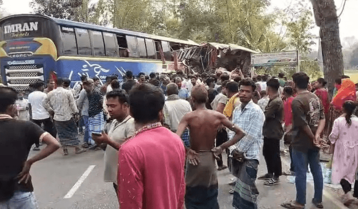 দুর্ঘটনাস্থলে স্থানীয়দের ভিড়।