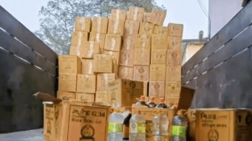 পঞ্চগড়ের বোদায় টিসিবির ট্রাকে ভোজ্যতেলের বোতলে তেলের বদলে পানি