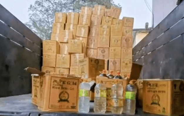 পঞ্চগড়ের বোদায় টিসিবির ট্রাকে ভোজ্যতেলের বোতলে তেলের বদলে পানি