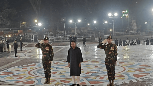 কেন্দ্রীয় শহীদ মিনারে ফুলেল শ্রদ্ধা প্রধানমন্ত্রীর তারেক রহমানের | ছবি : সংগৃহীত