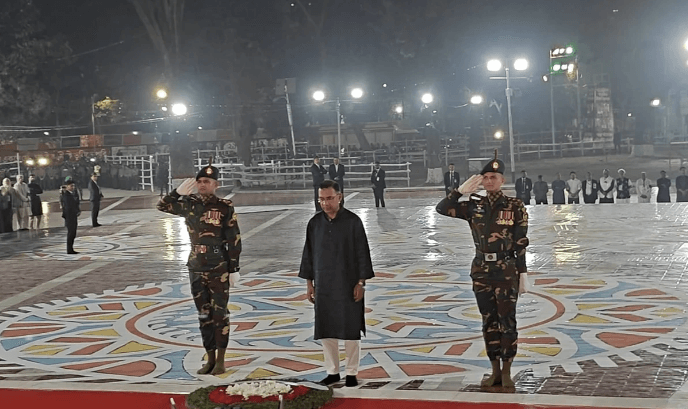 কেন্দ্রীয় শহীদ মিনারে ফুলেল শ্রদ্ধা প্রধানমন্ত্রীর তারেক রহমানের | ছবি : সংগৃহীত