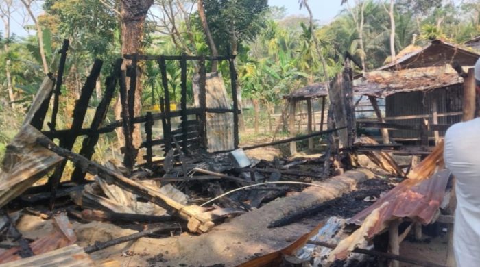 দুর্বৃত্তদের দেওয়া আগুনে একটি ওয়ার্ড বিএনপির কার্যালয় পুড়ে গেছে