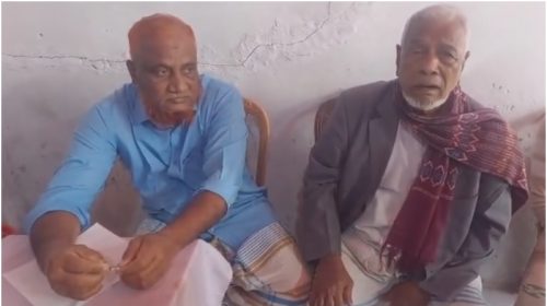 টাকার বিলির সময় আটক বিএনপি নেতা। ছবি : সংগৃহীত