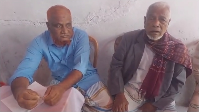 টাকার বিলির সময় আটক বিএনপি নেতা। ছবি : সংগৃহীত