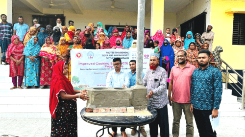 মোংলায় বনসংলগ্ন জনগোষ্ঠীর মাঝে পরিবেশবান্ধব চুলা বিতরণ