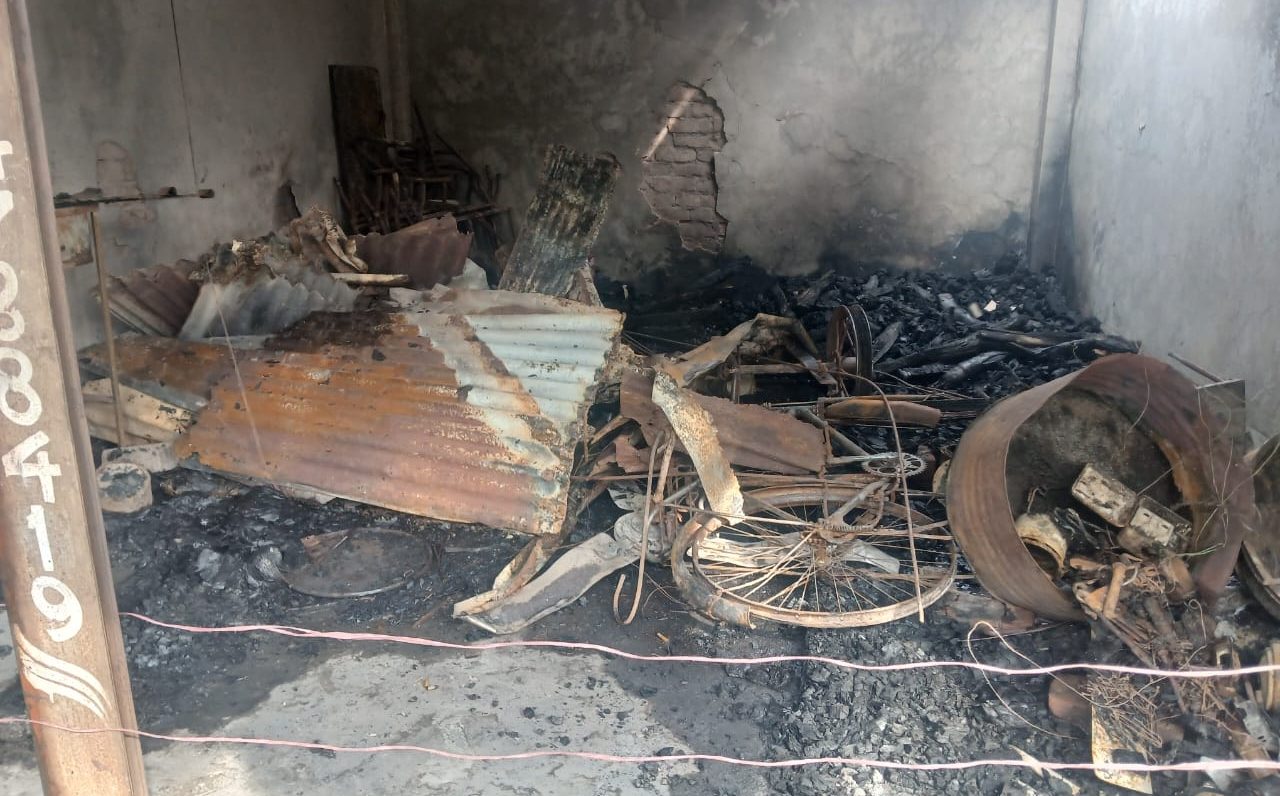 নোয়াখালীতে বিএনপির নির্বাচনী অফিসে ককটেল হামলা ও অগ্নিসংযোগ, পুড়ে ছাই দুই দোকান | ছবি : দৈনিক ইতিহাস