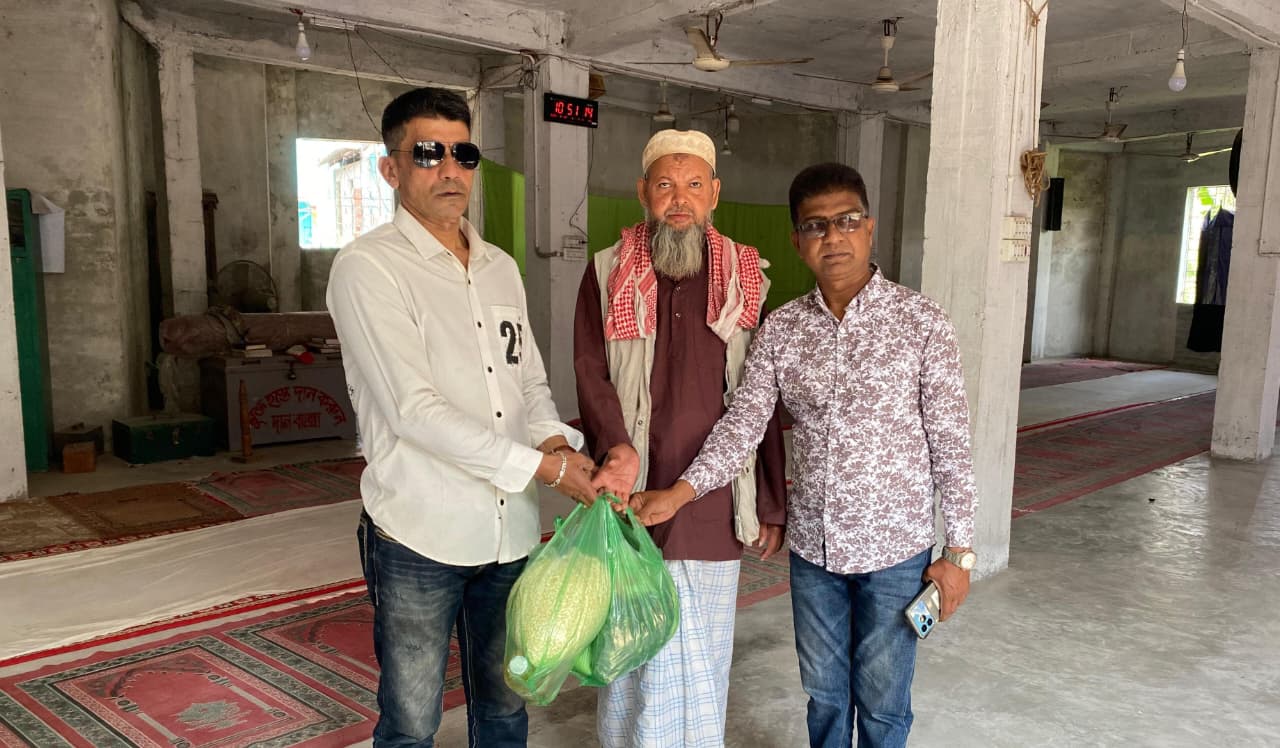 দুই যুগেরও বেশি মসজিদে বসবাস রত মুয়াজ্জিন পেল এমপির সহায়তা