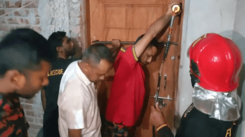 কলেজশিক্ষার্থীকে উদ্ধারে দরজা ভাঙছে ফায়ার সার্ভিস