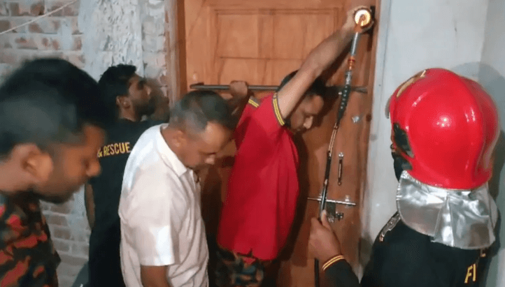 কলেজশিক্ষার্থীকে উদ্ধারে দরজা ভাঙছে ফায়ার সার্ভিস