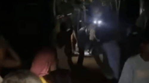 ভাঙ্গায় গভীর রাতে টর্চলাইট জ্বালিয়ে দুপক্ষের মধ্যে সংঘর্ষ। ছবি : সংগৃহীত