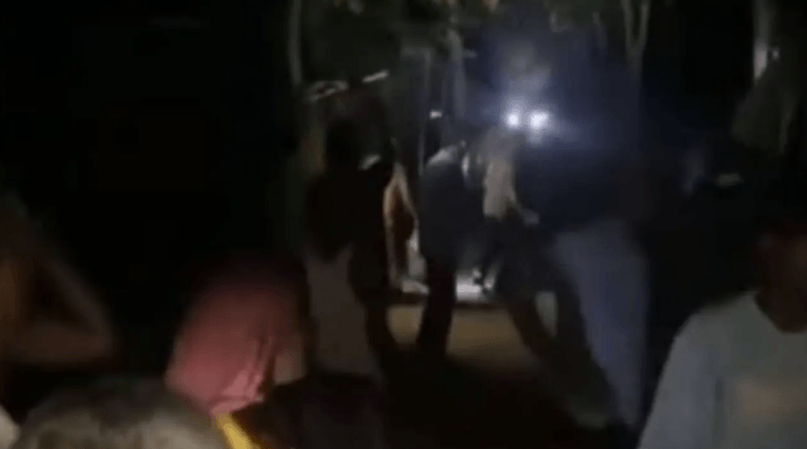 ভাঙ্গায় গভীর রাতে টর্চলাইট জ্বালিয়ে দুপক্ষের মধ্যে সংঘর্ষ। ছবি : সংগৃহীত