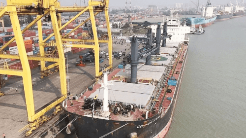 বন্দরে জাহাজ