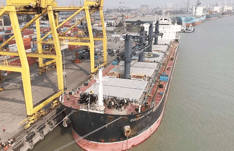 বন্দরে জাহাজ