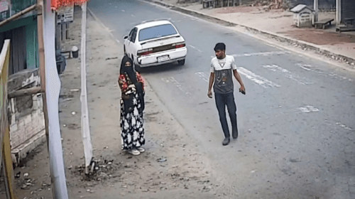 কমলগঞ্জে এক নারীকে প্রাইভেট কারে তুলে নেওয়ার চেষ্ঠা করছেন যুবক