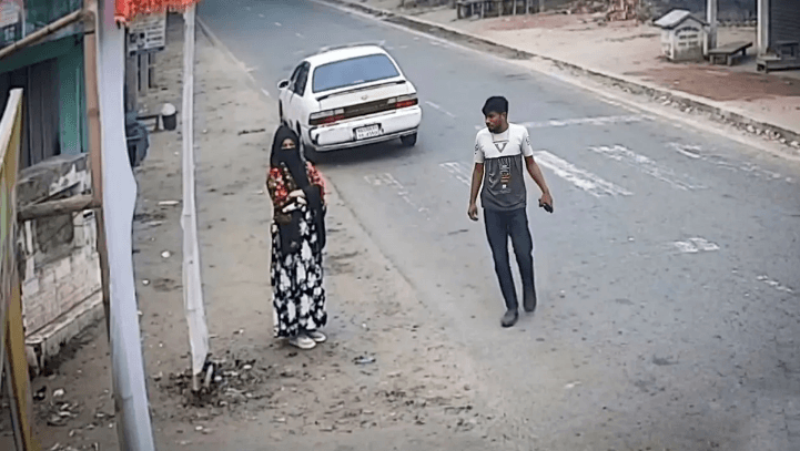 কমলগঞ্জে এক নারীকে প্রাইভেট কারে তুলে নেওয়ার চেষ্ঠা করছেন যুবক