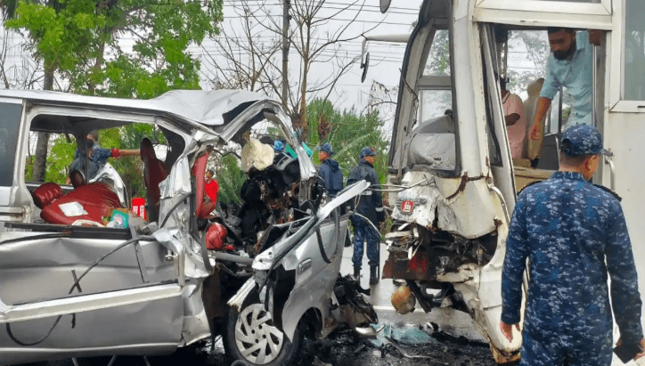 বাগেরহাটে বাস-মাইক্রোবাসের ভয়াবহ সংঘর্ষ, নিহত ১৩