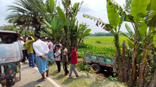 রাজাপুরে ইটবোঝাই ট্রলি খাদে