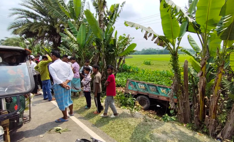 রাজাপুরে ইটবোঝাই ট্রলি খাদে