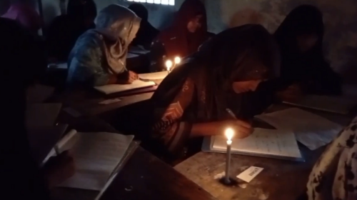 বিদ্যুৎ না থাকায় মোমবাতি জ্বালিয়ে পরীক্ষা দিচ্ছে এসএসসি পরীক্ষার্থীরা। ছবি : সংগৃহীত