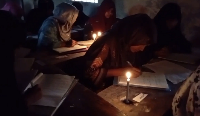 বিদ্যুৎ না থাকায় মোমবাতি জ্বালিয়ে পরীক্ষা দিচ্ছে এসএসসি পরীক্ষার্থীরা। ছবি : সংগৃহীত