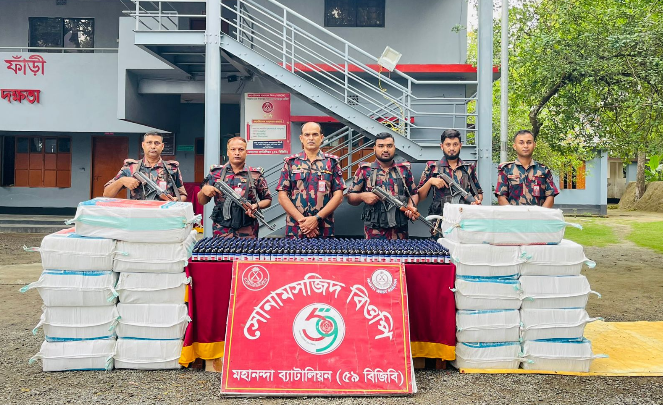 সোনামসজিদ সীমান্তে বিজিবির বড় অভিযান, ভারতীয় ট্রাকসহ প্রায় ৬ হাজার মাদক সিরাপ জব্দ