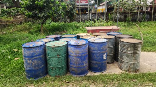জব্দ ১৫ ব্যারেল তেল। ছবি : সংগৃহীত