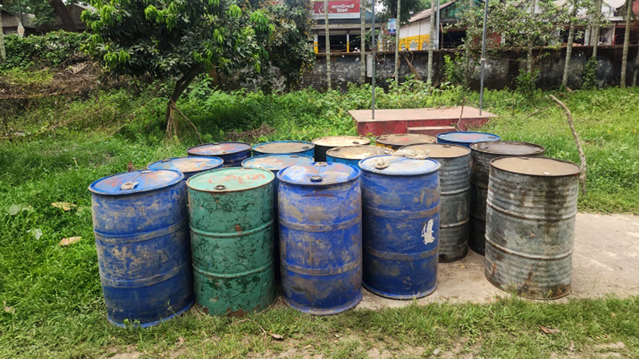 জব্দ ১৫ ব্যারেল তেল। ছবি : সংগৃহীত