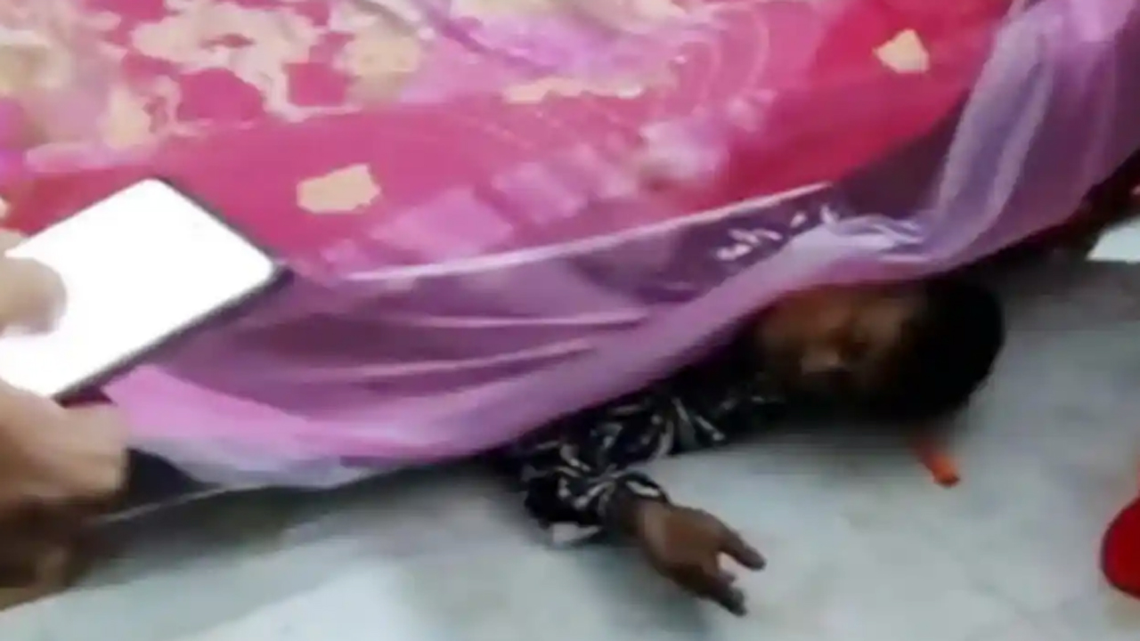 ঘুমন্ত অবস্থায় চোরের হাত খাটের বাইরে। ছবি : সংগৃহীত