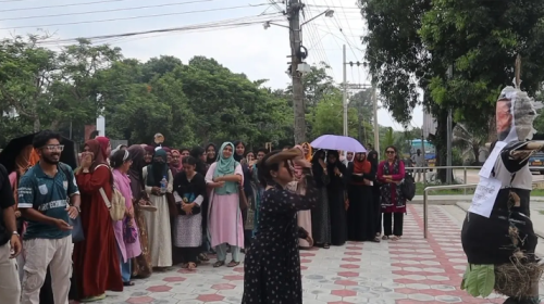 খুবি ছাত্রীকে অধ্যাপকের কুপ্রস্তাবের প্রতিবাদে কুশপুত্তলিকা দাহ ও জুতা নিক্ষেপ। ছবি : সংগৃহীত