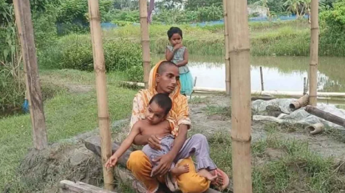 রেললাইনের পাশের খোলা জায়গায় রেহানা খাতুন।