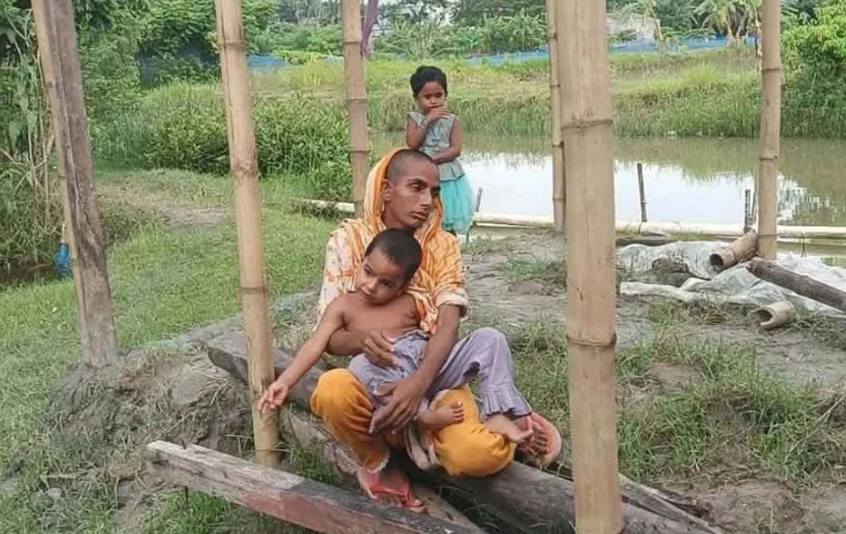 রেললাইনের পাশের খোলা জায়গায় রেহানা খাতুন।