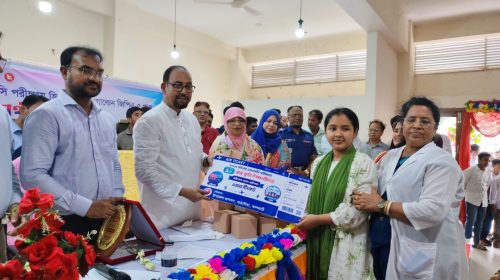 কাঁঠালিয়ায় বৃত্তিপ্রাপ্ত শিক্ষার্থীদের হাতে সংবর্ধনা ও শুভেচ্ছা স্মারক তুলে দেওয়া হয়।