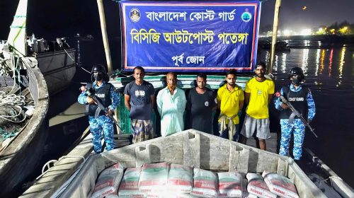 পতেঙ্গা বহির্নোঙর এলাকায় অভিযান চালিয়ে জব্দ করা সিমেন্ট ও আটক ব্যক্তিরা।