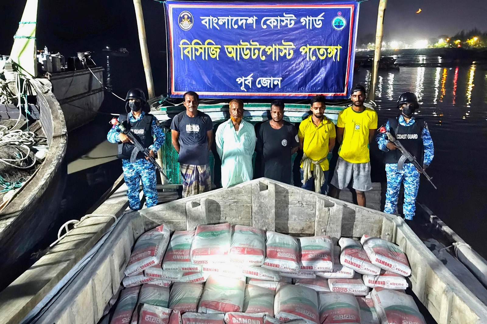 পতেঙ্গা বহির্নোঙর এলাকায় অভিযান চালিয়ে জব্দ করা সিমেন্ট ও আটক ব্যক্তিরা।