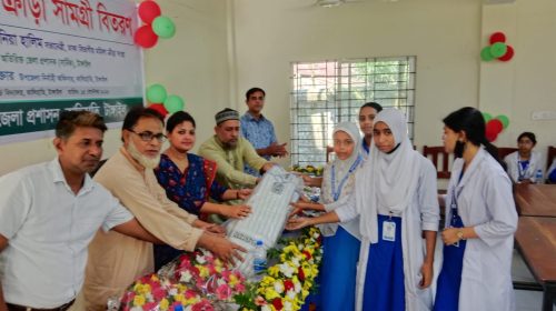 কালিহাতী পাইলট বালিকা উচ্চ বিদ্যালয়ের শিক্ষার্থীদের মাঝে ক্রীড়া সামগ্রী বিতরণ করা হয়।