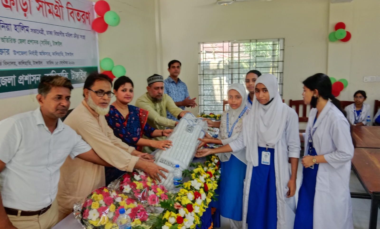 কালিহাতী পাইলট বালিকা উচ্চ বিদ্যালয়ের শিক্ষার্থীদের মাঝে ক্রীড়া সামগ্রী বিতরণ করা হয়।