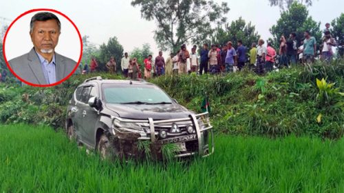 পথচারীকে বাঁচাতে গিয়ে শিবগঞ্জে কৃষিজমিতে পড়ে যায় প্রতিমন্ত্রীকে বহনকারী গাড়ি।