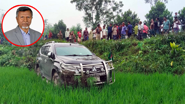 পথচারীকে বাঁচাতে গিয়ে শিবগঞ্জে কৃষিজমিতে পড়ে যায় প্রতিমন্ত্রীকে বহনকারী গাড়ি।
